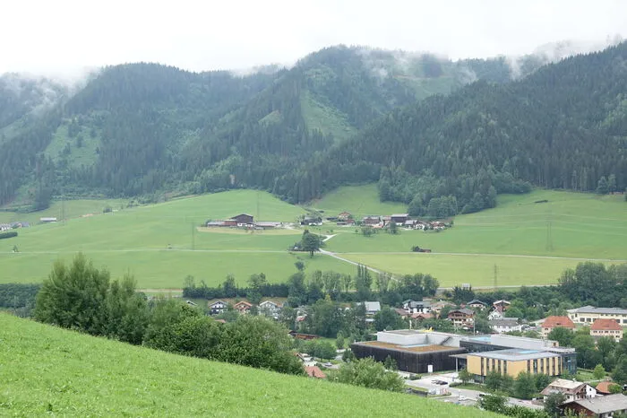 Die Hochleitung selbst verläuft über dichtes Siedlungsgebiet und an mehreren Hotels vorbei