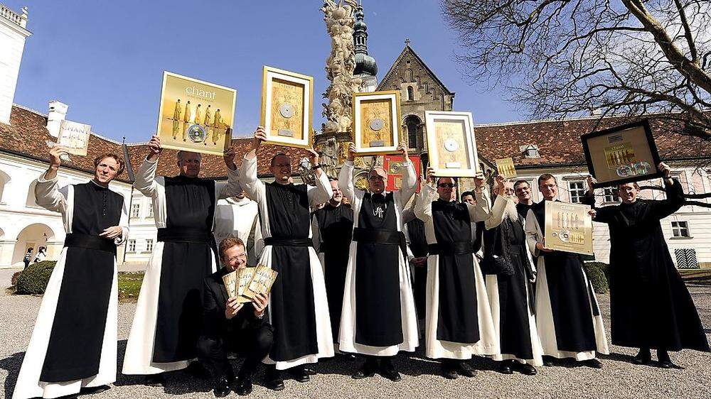 Die Heiligenkreuzer Zisterziensermoenche 2009 bei der Auszeichnung mit Platin für ihr Album "Chant"