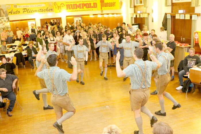 Mit Lied- und Tanzeinlagen konnten die Singgemeinschaft Guttaring und die Mirniger Schuhplattler (Foto) begeistern. 