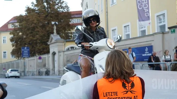 Die Aufregung war groß am Montagmorgen als die Aktivisten der letzten Generation die Petersgasse vor der Sacre Coeur  Privatschule blockierten