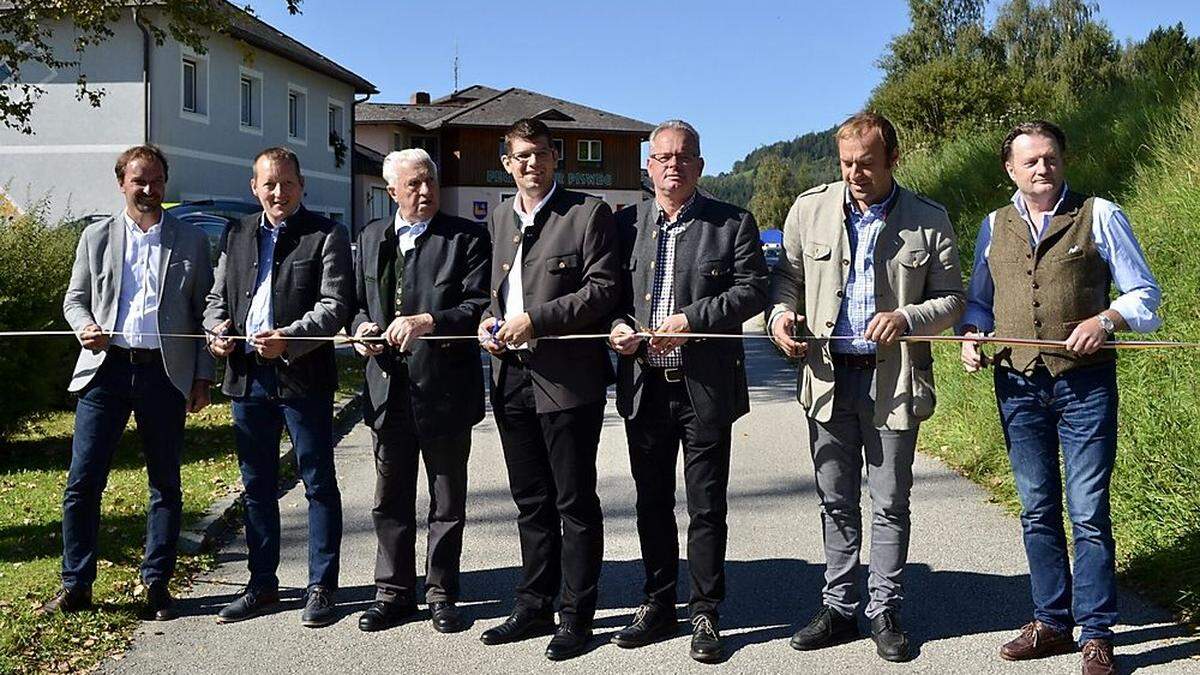 Im Beisein von Landesrat Gruber, Bürgermeistern und Ehrengästen wurde die Straße eröffnet 