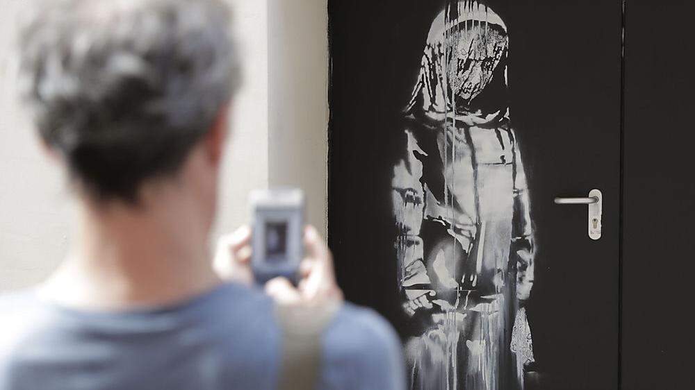 Und jetzt gleich ein Handyfoto: ein gestohlener Banksy ist wieder aufgetaucht 