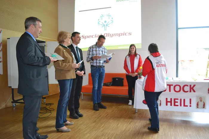 Für ihre Leistungen bekamen die Sportler aus den Händen von Roland Edelhofer, Geschäftsführer der Lebenshilfe, Obfrau Heidrun Notbauer sowie von den beiden Bürgermeistern Wolfgang Dolesch (Neudau) und Johann Schirnhofer (Pöllau) ein Fotobuch als Erinnerung an die Spiele und einen Gutschein geschenkt.