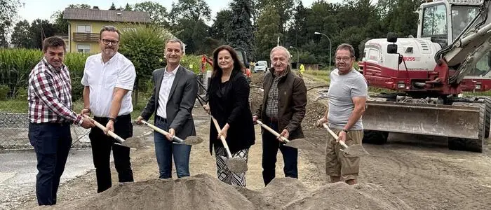 Bürgermeister Wolfgang Dolesch und Verkehrslandesrätin Claudia Holzer (Mitte) zusammen mit Vertretern des ländlichen Wegebaus und Wassermeister Kurt Popofsits (rechts)
