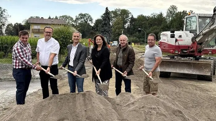 Bürgermeister Wolfgang Dolesch und Verkehrslandesrätin Claudia Holzer (Mitte) zusammen mit Vertretern des ländlichen Wegebaus und Wassermeister Kurt Popofsits (rechts)