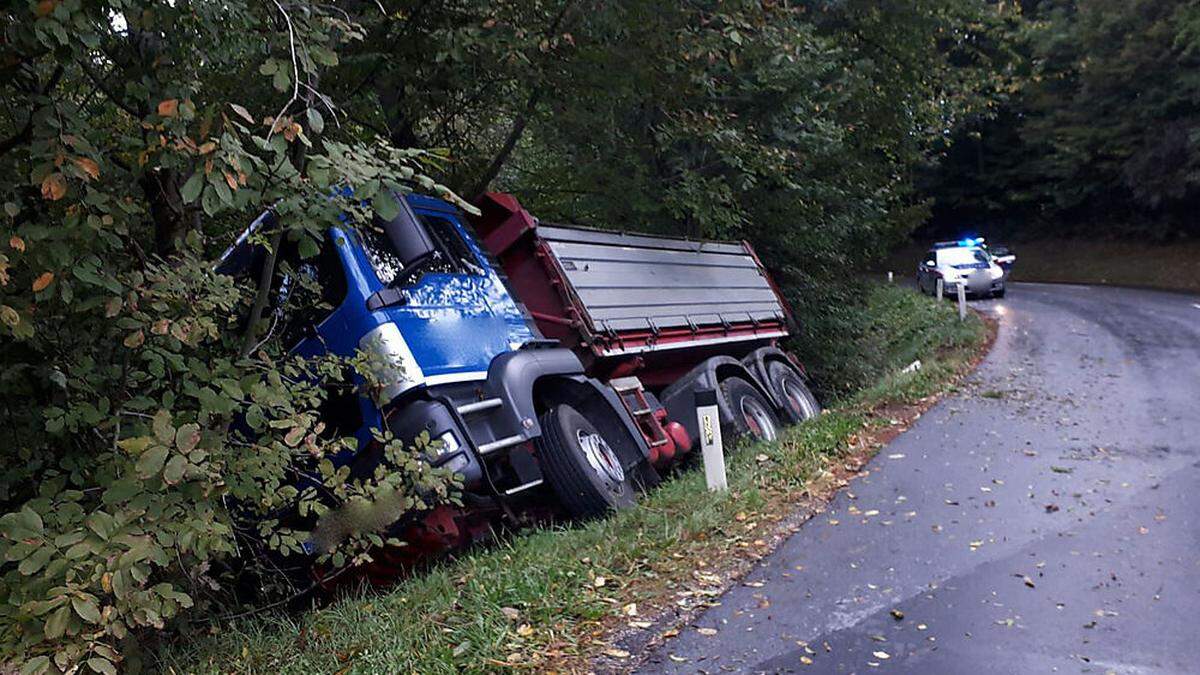 Schieflage: Der Lkw war von der Straße abgekommen 