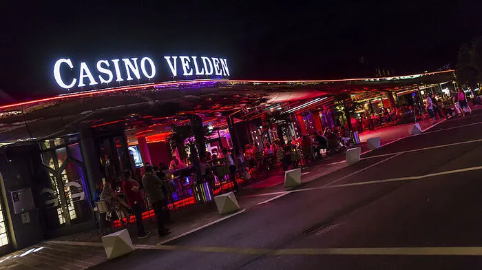 Der um 1,4 Millionen Euro neu gestaltete Eingangsbereich des 1950 gegründeten Casinos Velden „zieht“ die Gäste hinein	