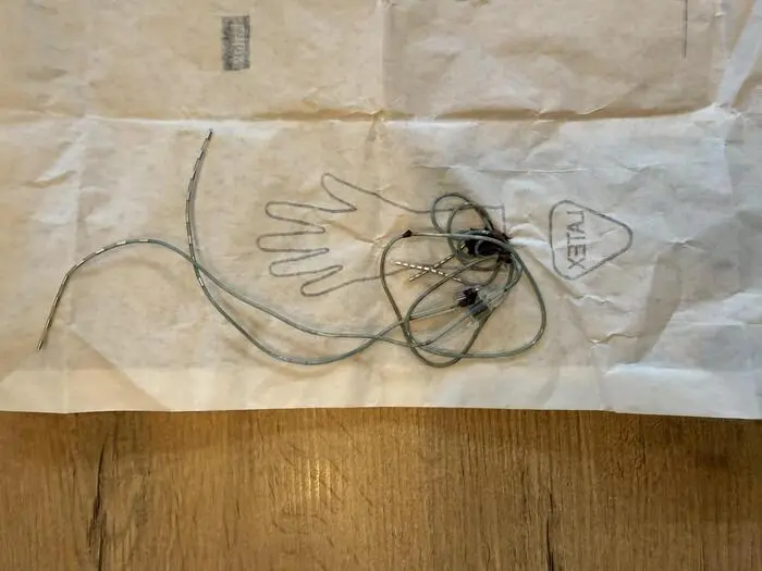 Das Implantat ist an der Wirbelsäule befestigt, dazwischen befindet sich ein Transmitter und vorne im Bauch ein kleiner Computer als Steuerzentrum. Die Kabel sind am Nervenstrang angebracht, nehmen die Signale vom Gehirn an und wandeln sie um. Jeden zweiten Tag wird das System mit einem Induktionsladegerät aufgeladen.