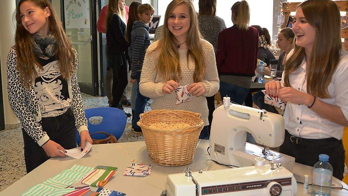 “Zirbee“-Jungunternehmerin Verena Reinwald (rechts) zeigt ihre Weihnachtspräsente beim Tag der offenen Tür