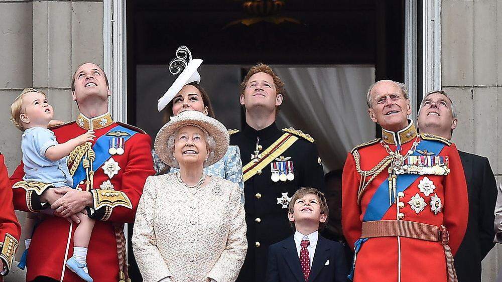 Da war die royale Welt noch halbwegs in Ordnung: Prinz Philip mit seinen Enkeln