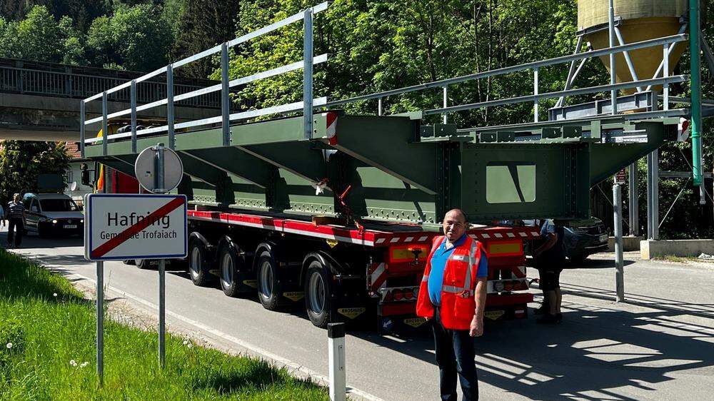 Roland Knall vom Verein Erzbergbahn vor der 16 Tonnen schweren Krumpenbach-Eisenbahnbrücke, die in Hafning mit einem Kran eingehoben wurde