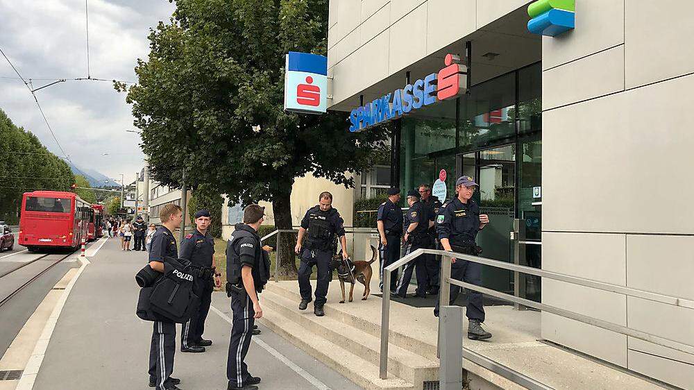 Polizei am Schauplatz des Banküberfalles in Innsbruck 
