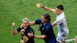 Nach dem Cupsieg 2025: Kühbauer-Liebling Dejan Zukic feierte als Erster mit dem Trainerteam