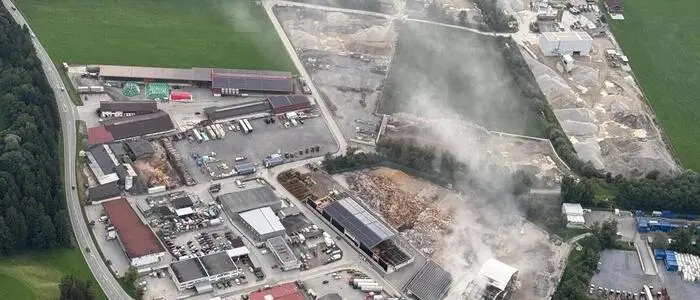 Der Freitagnachmittag in der Lagerhalle eines Recyclinghofes im Tiroler Pill (Bezirk Schwaz) ausgebrochene Großbrand ist in der Nacht auf Samstag gelöscht worden. Als Ursache wurde Selbstentzündung einer noch unbekannten Substanz festgestellt.