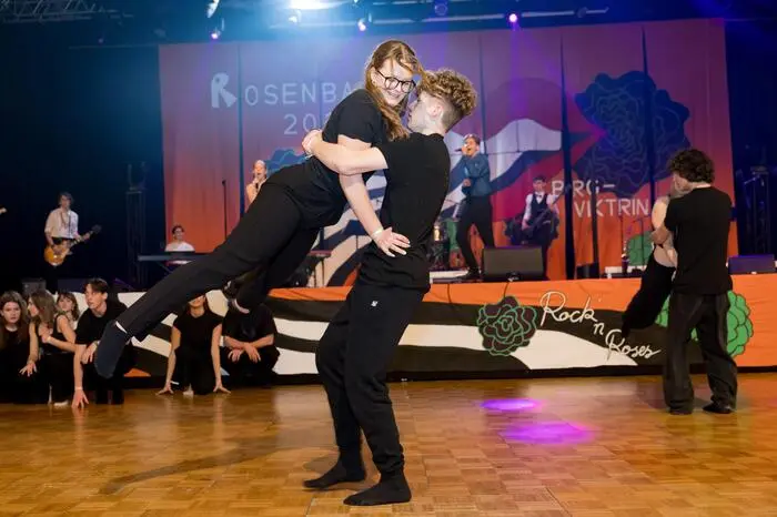 Die Absolventinnen und Absolventen des BRG Viktring luden zum traditionellen Rosenball.