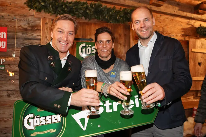 Die ehemaligen Skirennläufer Hans Knauß, Michaela Dorfmeister und Michael Walchhofer genossen ein Bier am Gösser-Abend in Kitzbühel