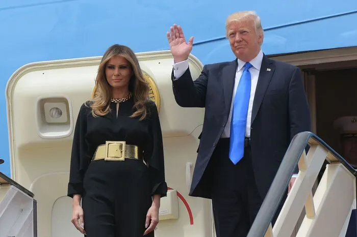 Der saudische König Salman schüttelte der First Lady nach der Ankunft am Flughafen in Riad auch kurz die Hand - was für viele strenggläubige Muslime in Saudi-Arabien ein anstößiges Verhalten sein dürfte.