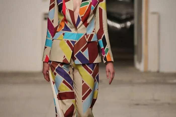 Auch das Hahnentrittmuster holte der Designer für seine Herbst/Winter-Kollektion zurück und transportierte einen Hauch von stilvollem Vintage-Flair.