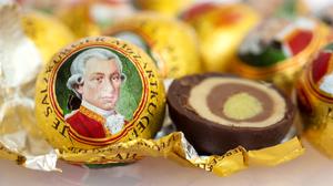 Wolfgang Amadeus Mozart auf der „Echten Salzburger Mozartkugel“, die 2025 nicht mehr in Salzburg produziert werden wird.