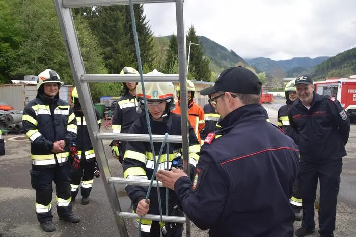 Am Nachmittag ging es mit den nächsten zwei letzten Stationen weiter. Dabei wurde der richtige Aufbau von Leitern, das Retten von Personen über den Leiterweg und der richtige Umgang mit Strahlrohren und Wasserführenden-Armaturen geübt.