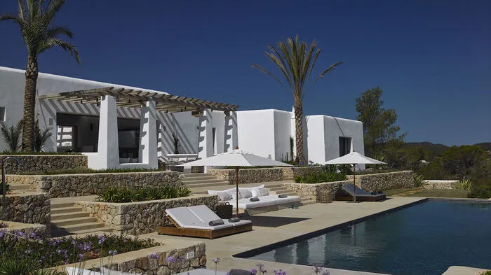 CAN TRULL, Ibiza. Die Luxusvilla Can Trull thront auf einer Anhöhe bei Sant Miguel im Norden der Insel und bietet einen traumhaften Blick auf das Meer...
