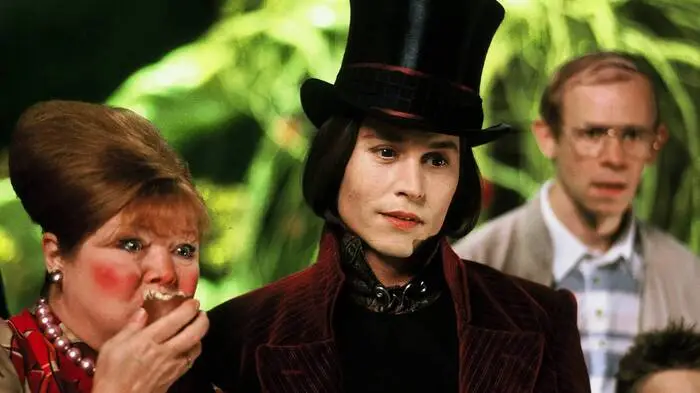 1. Dezember Charlie und die Schokoladenfabrik (2005) von Tim Burton. FSK 0Weihnachtsfeeling: 7/10 Willy Wonka startet ein weltweites Gewinnspiel, um einen Erben für sein Schokoladenimperium zu finden. Fünf Gewinner, darunter auch der kleine Charlie, der mit seiner verarmten Familie im Schatten von Wonkas wundersamer Fabrik wohnt, erhalten die Chance für Führung durch die Fabrik. Von den erstaunlichen Ereignissen völlig überwältigt, dringt Charlie immer tiefer in Wonkas fantastisches Reich ein. Wo kann man den Film ansehen? Netflix: jaAmazon Prime: ab 3.99 EuroDisney Plus: nein