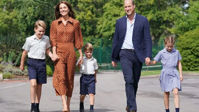 Der britische Prinz George (9) seine jüngeren Geschwister Prinzessin Charlotte (7) und Prinz Louis (4) kommen in Begleitung ihrer Eltern zu einem Eingewöhnungsnachmittag an der Lambrook School in Windsor.