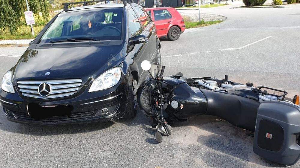 Der 70 Jahre alte Motorradfahrer wurde unbestimmten Grades verletzt