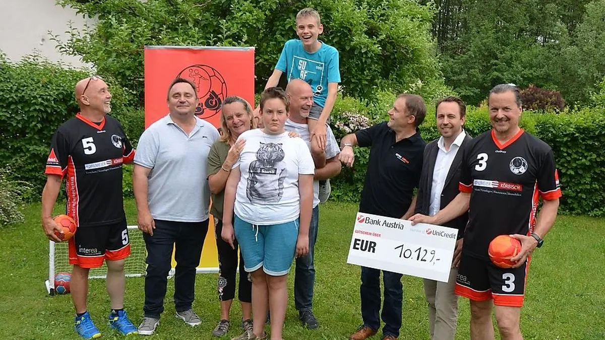 Ulf Arlati, Karl Heinz Dieber (LKH Graz West), Familie Reisenhofer mit Andre und Rene, Johann Eitner (ams Osram), Stephan Plankensteiner (Lions Graz) und Hermann Zimmermann (von links)