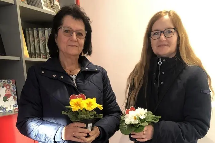 Frieda und Sabine Gieferl entschieden sich für weiße und gelbe Blumen