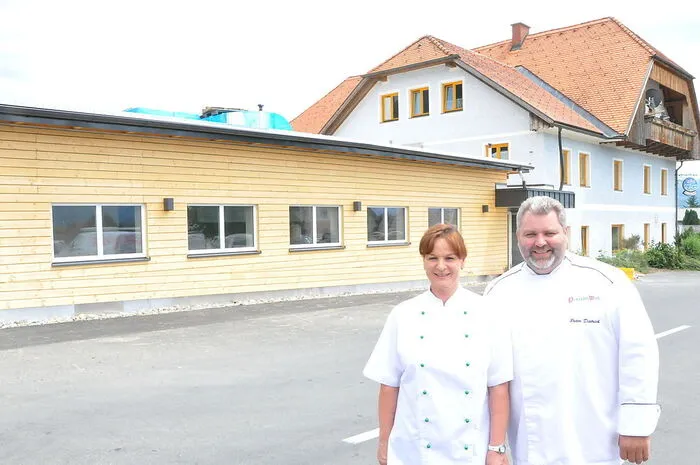 Beim Bau der neuen Betriebsanlage wurde nach den neuesten Produktionsmethoden, mit Rücksicht auf effiziente Arbeitsprozesse und hygienischen Standards geplant und gebaut, heißt es vonseiten der Betreiber. Nachhaltig ökologisches Wirtschaften - für die Region aus der Region - sei dabei im Mittelpunkt gestanden. Herzstück des Gebäudes ist die modulare Küche, die den Anforderungen des neuen Betriebskonzeptes mit modernster Technologie und ausgereifter Technik entspricht. „Es war unser Ziel, die Küche so zu gestalten, dass sie sehr flexibel genutzt werden kann, egal welche Menge, oder welche Speisen wir produzieren. Nur die Grundstruktur ist fix, viele Komponenten können modular auf die kommenden Anforderungen angepasst werden“, so der Chef Peter Dietrich.