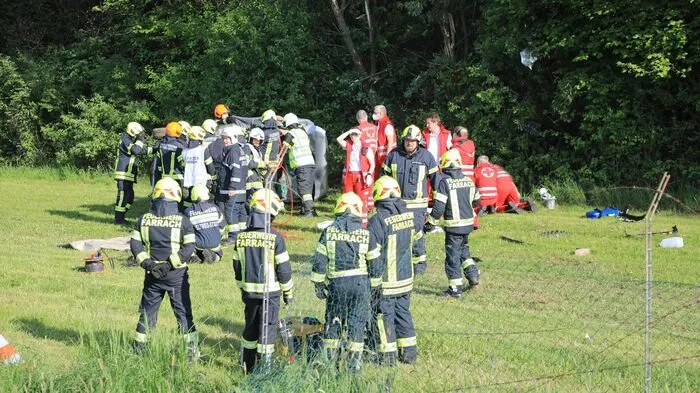 Schwerer Unfall forderte am Donnerstag mehrere Verletzte. Zwei Fahrzeuge kamen von der Straße ab und überschlugen sich. Ein Lenker musste aus dem Auto geschnitten werden