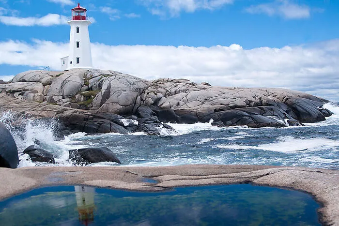 Nova Scotia, Kanada. Die Provinz am Atlantik mit ihrer dramatischen Landschaft ist ein einziges Naturschauspiel, das man entlang der kurvenreichen Küstenstraßen in einem Roadtrip erkunden kann.