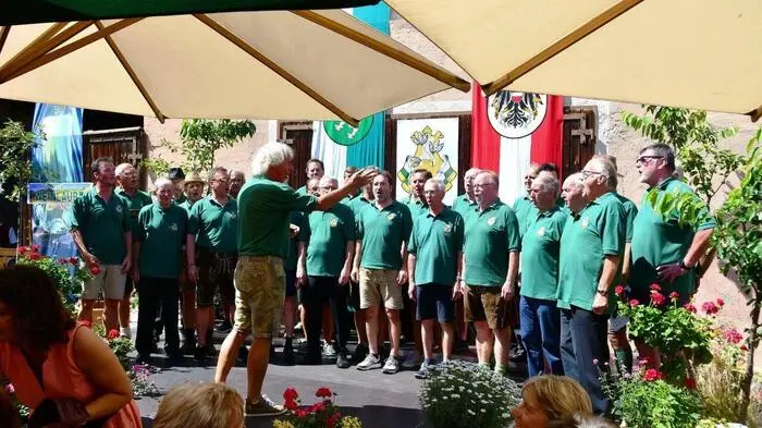 Mit dem 16. Hofsingen setzte der Männergesangsverein Weißkirchen den Schlusspunkt unter ein sehr intensives Frühjahr für den Chor.