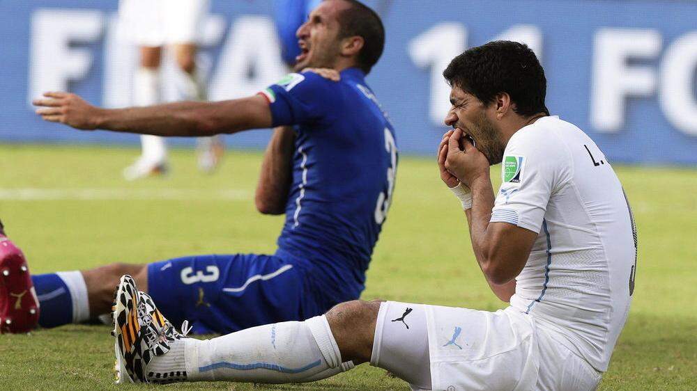 Luis Suarez biss bei der WM 2014 seinen italienischen Gegenspieler Giorgio Chiellini