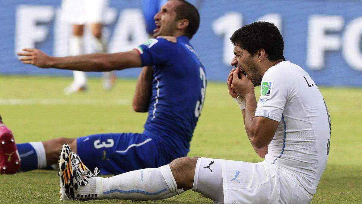 Luis Suarez biss bei der WM 2014 seinen italienischen Gegenspieler Giorgio Chiellini