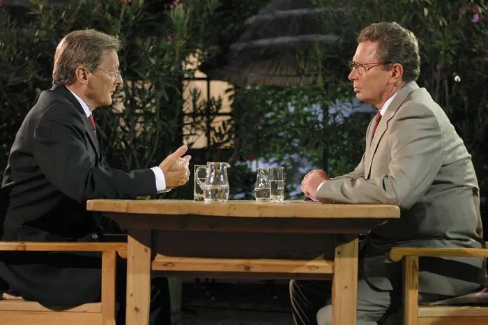Immer wieder suchte der ORF nach Heurigen, Schlössern, Burgen oder Gärten als Schauplatz der Gespräche: Werner Mück versuchte 2002 nichts dem Zufall zu überlassen, angeblich suchte man 48 Stunden lang nach dem richtigen Sessel. Dann kamen allerdings die Gelsen und ein Exemplar verbiss sich in des damaligen ÖVP-Chefs linke Backe.