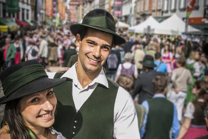 ...Viele kamen dazu passend in Tracht und tanzten...