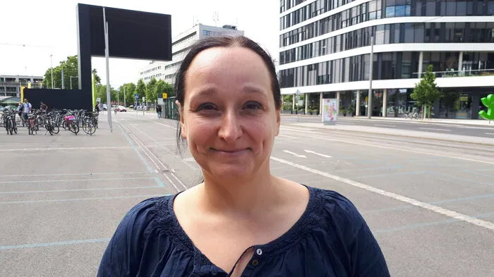 Seit 1. Juli gelten gelockerte Corona-Maßnahmen, wie beispielsweise das Aufheben der Sperrstunde. Die Kleine Zeitung hat bei der Grazer Bevölkerung nachgefragt, wie sie dazu steht. Elisabeth Lorenz, 39: "Ich sehe das Ganze sehr kritisch. Ich fürchte mich vor der vierten Welle, denn sie wird definitiv kommen. Den Preis, den wir für die Öffnungen bezahlen werden, wird sehr hoch sein. Wobei meiner Meinung nach mit PCR-Tests Cluböffnungen gehen. Mit Antigentests ist es zu unsicher."