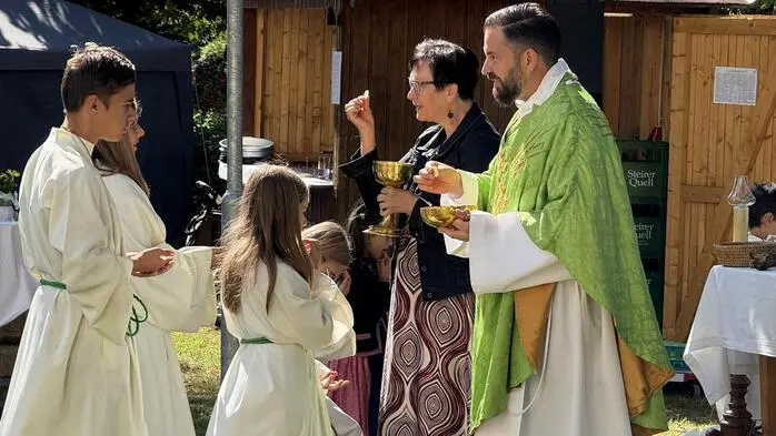 Mit einer feierlichen Festmesse, zelebriert von Pfarrer Ioan Bilc am Kirchplatz der Gemeinde Großwilfersdorf, beging der Weinbauverein Großwilfersdorf das 50-jährige Jubiläum