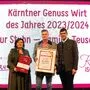 Bei der Überreichung: Genussland-Obfrau Barbara Wakonig, Gottfried Teuschl und Landesrat Martin Gruber (ÖVP)