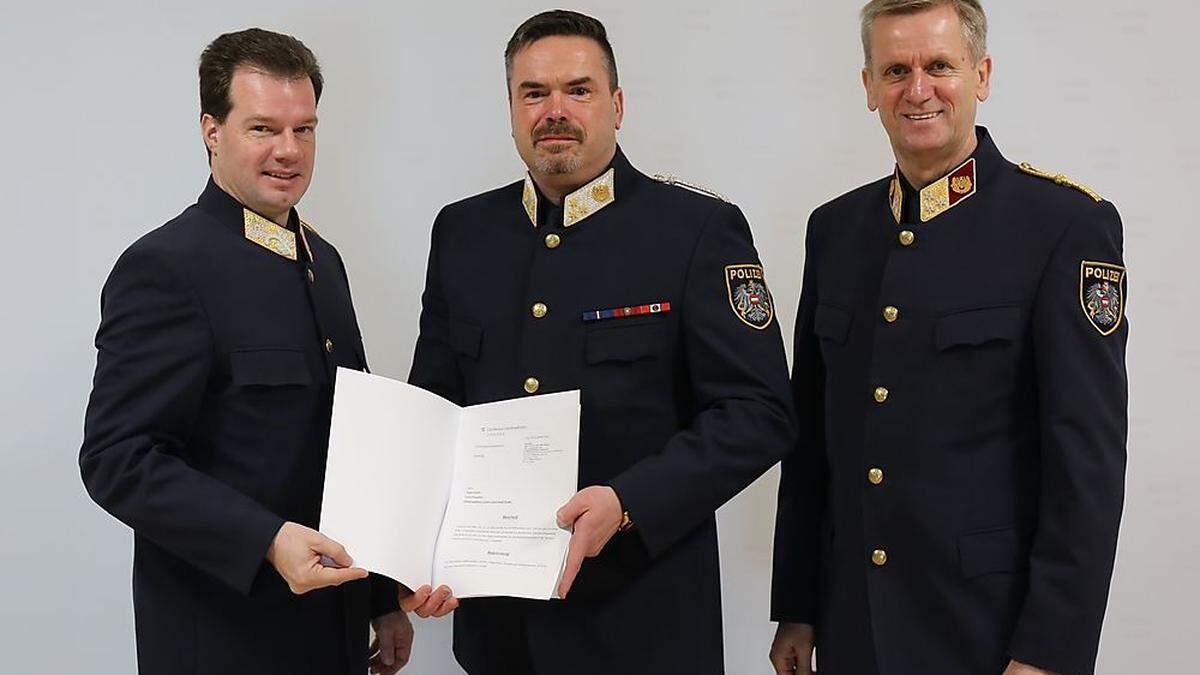 Landespolizeidirektor Gerald Ortner (l.) übergab das Dekret an Jürgen König (M.). Mit dabei Stadt- und Bezirkspolizeidirektor Karl Holzer  