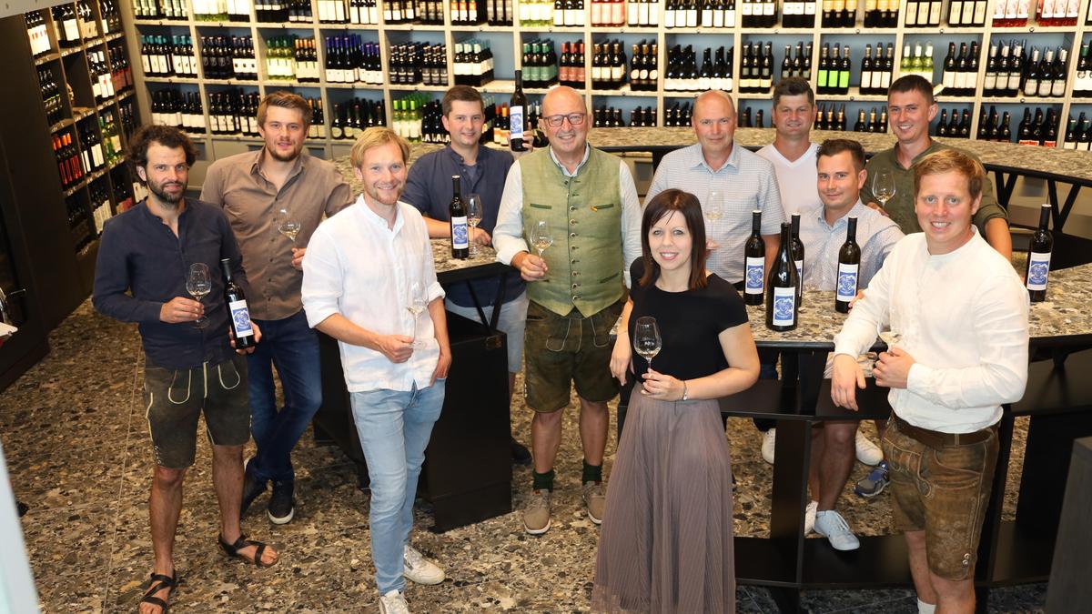 Der Weinbauverein St. Anna am Aigen mit Franz Kapper vom Landesweinbauverband  bei der offiziellen Neueröffnung der Vinothek Steiermark