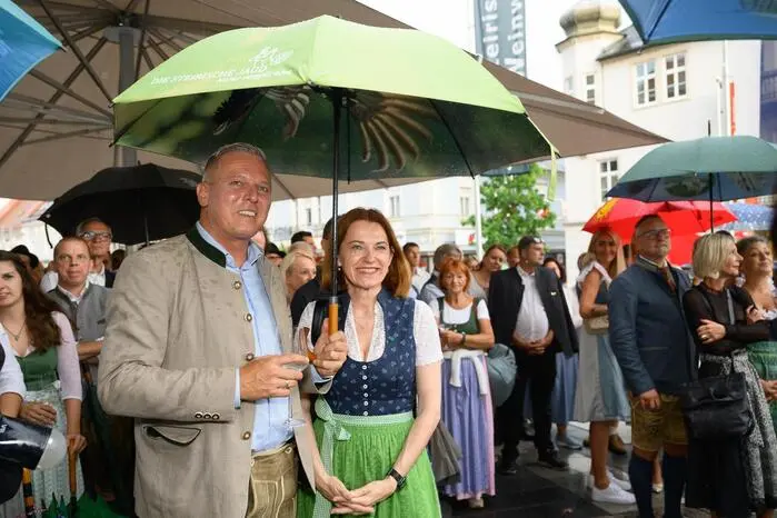 Nach etwas Verzögerung durch Regen...