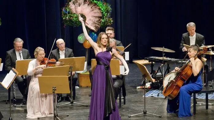 Ein schwungvoller Jahresausklang lockte zahlreiche Besucher ins Kulturhaus Knittelfeld, wo die Wiener Salonsolisten mit der charismatischen Arabella Fenyves ein musikalisches Feuerwerk entzündeten. 