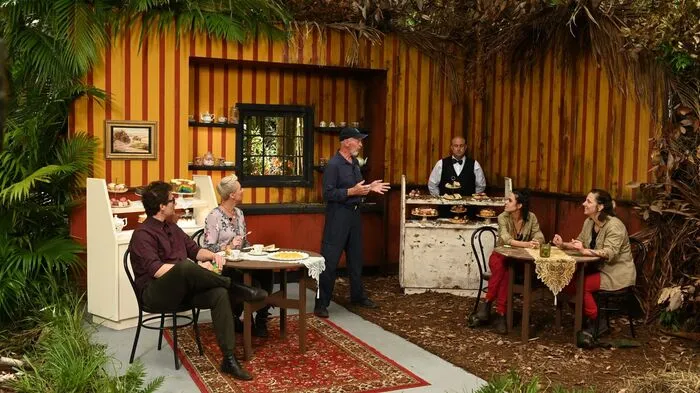 Halbzeit im 14. Dschungelcamp und noch immer warten Zuseher auf ein original Kochbuch zur RTL-Show. Einen Eindruck über die reichhaltige Dschungel-Küche bekamen Danni und Elena am Donnerstag: Schweinehoden, Kotzfrucht, Stinkfrucht, fermentierte Enteneier und vieles mehr. - Sonja Zietlow und Daniel Hartwich dinierten hingegen am Tortentisch.