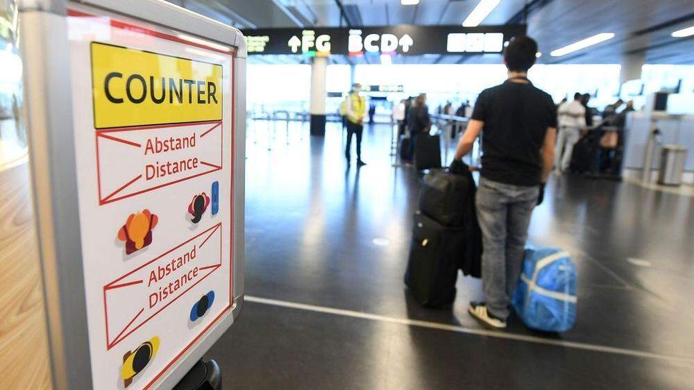 Am Flughafen Wien-Schwechat kontrolliert die Polizei verstärkt die Echtheit von PCR-Testzertifikaten