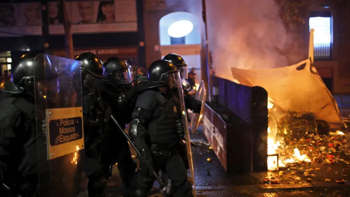 Rund 6.000 Menschen versammelten sich am späten Samstagabend im Zentrum von Barcelona.