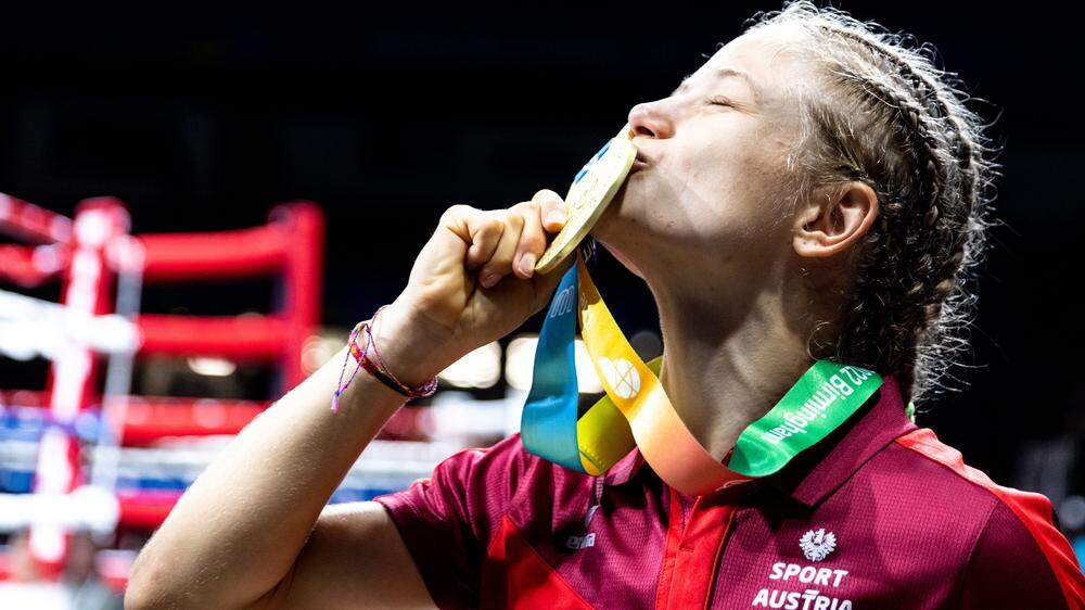 Gold für Kickboxerin Stella Hemetsberger