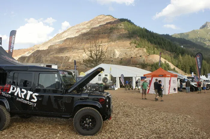 Über 80 Aussteller haben das Messegelände des diesjährigen OTA Globetrotter-Rodeos eingenommen. Es gibt zum Beispiel eine Hüpfburg für die jüngsten Gäste, eine Auswahl an Streetfood für den großen und kleinen Hunger oder die Möglichkeit an Fan-Artikel zu kommen.